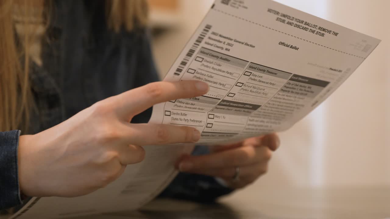 persona caucásica que despliega un correo en la boleta