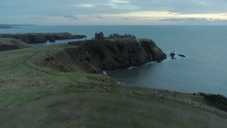 Imágenes-Aéreas-Del-Castillo-De-Dunnottar-Al-Amanecer,-Aberdeenshire,-Escocia