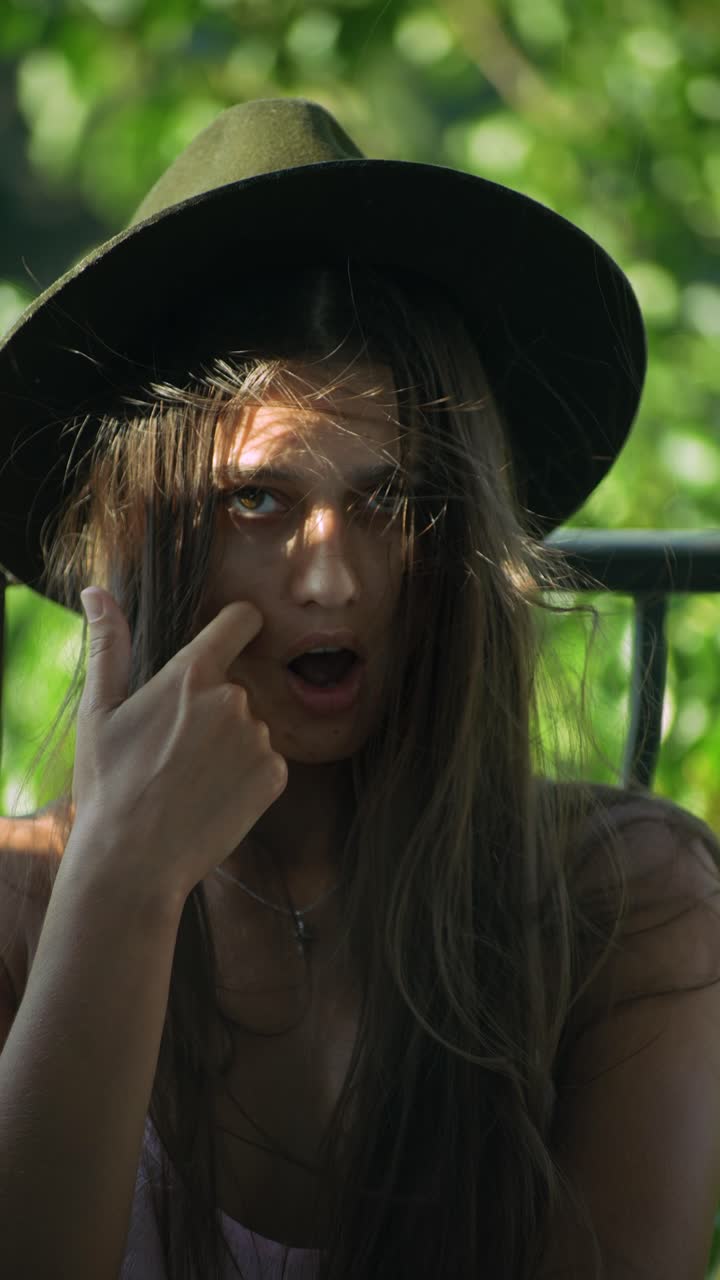 retrato de una mujer con un sombrero