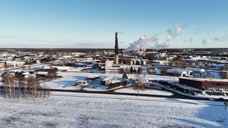 Kohleverbrennender-Schornstein,-Der-Energie-Für-Die-Heizkörperheizung-In-Einer-Kleinstadt-Gewinnt