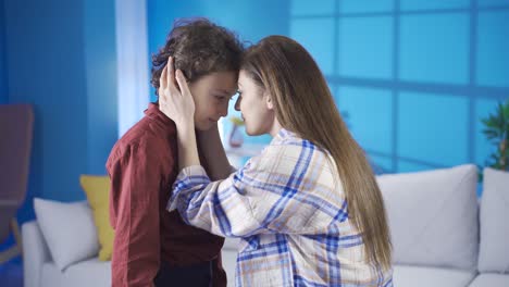 madre y hijo se aman mucho y son felices abrazándose.