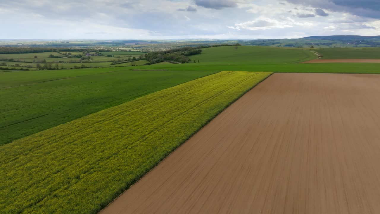 land, das gerade umgedreht wurde, landschaft, die von einer drohne mit feldern erschossen wurde