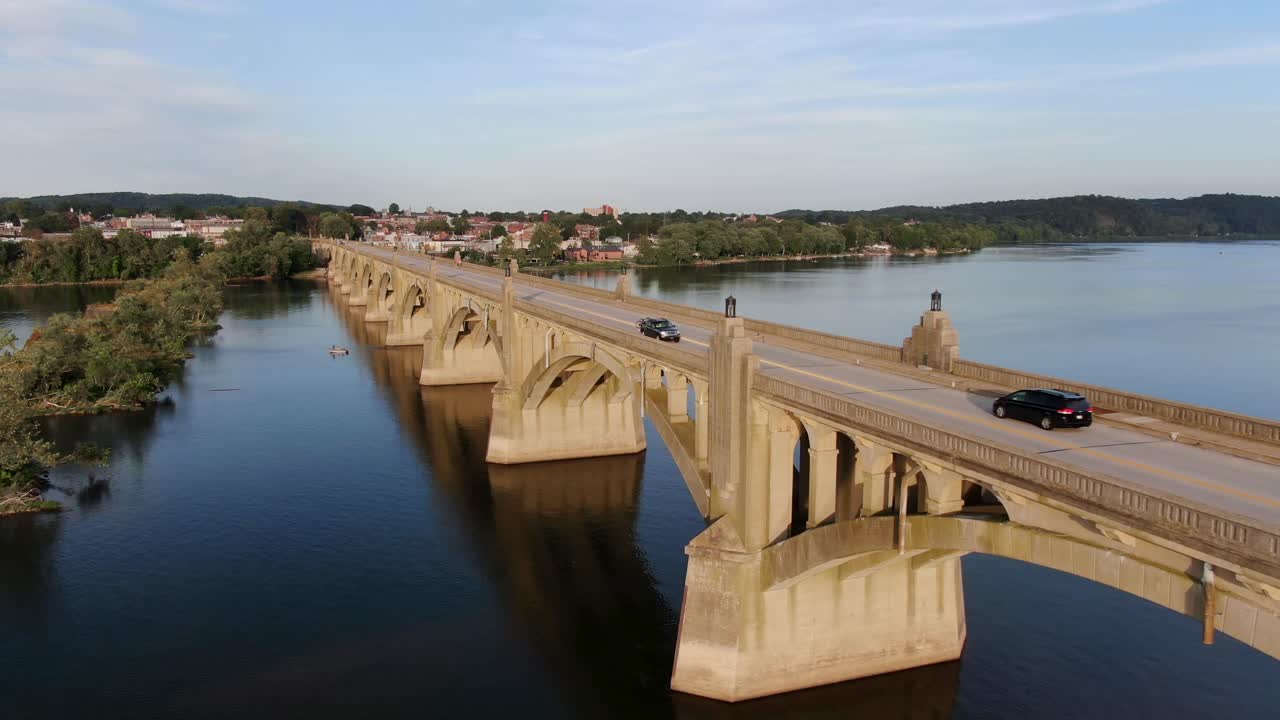 toma aérea lenta que revela la hermosa arquitectura del puente en el condado de lancaster, pennsylvania