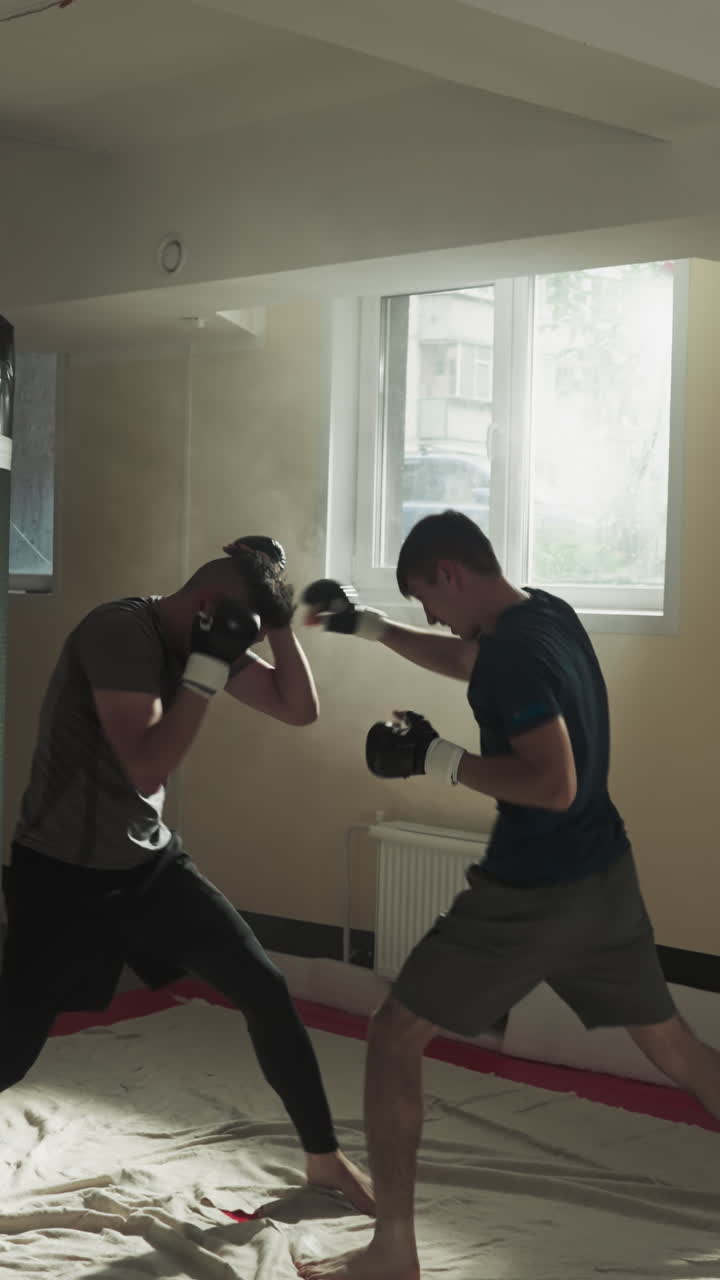 los boxeadores entrenan la reacción de ataque en el sparring en el gimnasio. la pareja de atletas se golpean fuertemente en el club deportivo en cámara lenta. técnicas de lucha de kickboxing