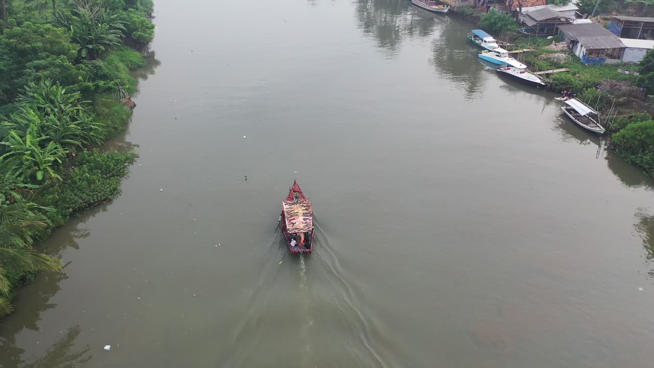 transporte por barco fluvial en las zonas rurales de indonesia