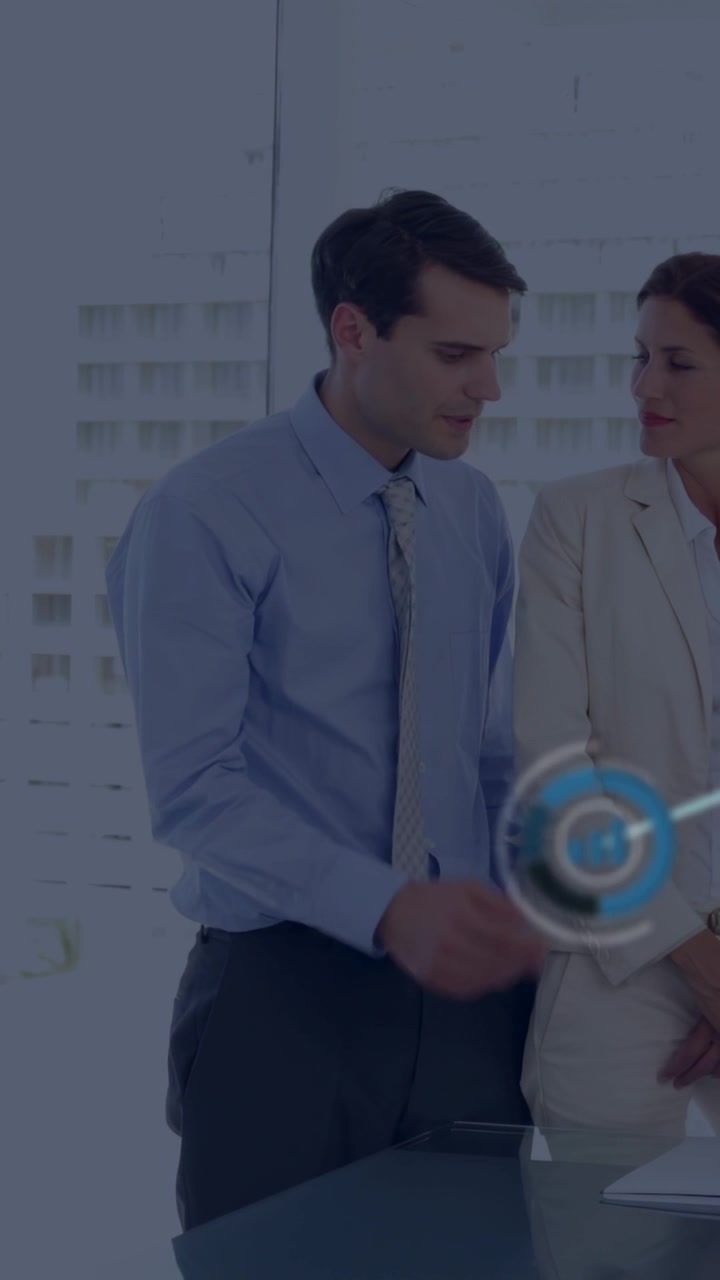 Vídeo vertical: Dupla de negócios em pé à mesa, um círculo aparecendo com nós crescendo, mostrando uma rede de trabalho.
