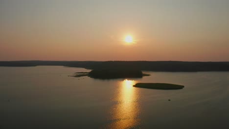 puesta de sol en el lago, toma aérea de la isla