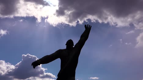 Zeitrafferaufnahme-Von-Alten-Sowjetischen-Statuen,-Die-Im-Memento-Park-Außerhalb-Von-Budapest,-Ungarn,-Rosten-2