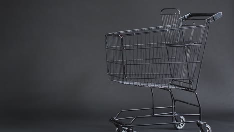 video de un carrito de compras con espacio de copia sobre un fondo gris