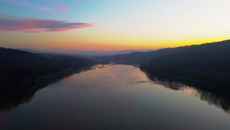 Dämmerungsruhe:-Fluss-Schlängelt-Sich-Durch-Bewaldete-Landschaft