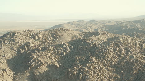 Vuelo-Sobre-Las-Colinas-De-Alabama-Empapadas-De-Humo-De-Fuego-Salvaje-Cerca-De-Lone-Pine-California-Con-El-Lecho-Del-Lago-Owens-En-El-Fondo