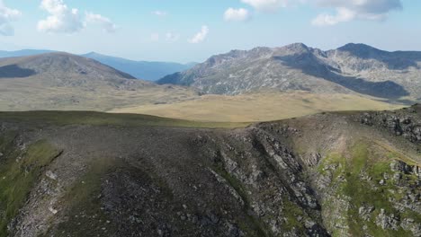 cresta montañosa y valle verde en los siete lagos de rila en bulgaria - pedestal aéreo de 4k
