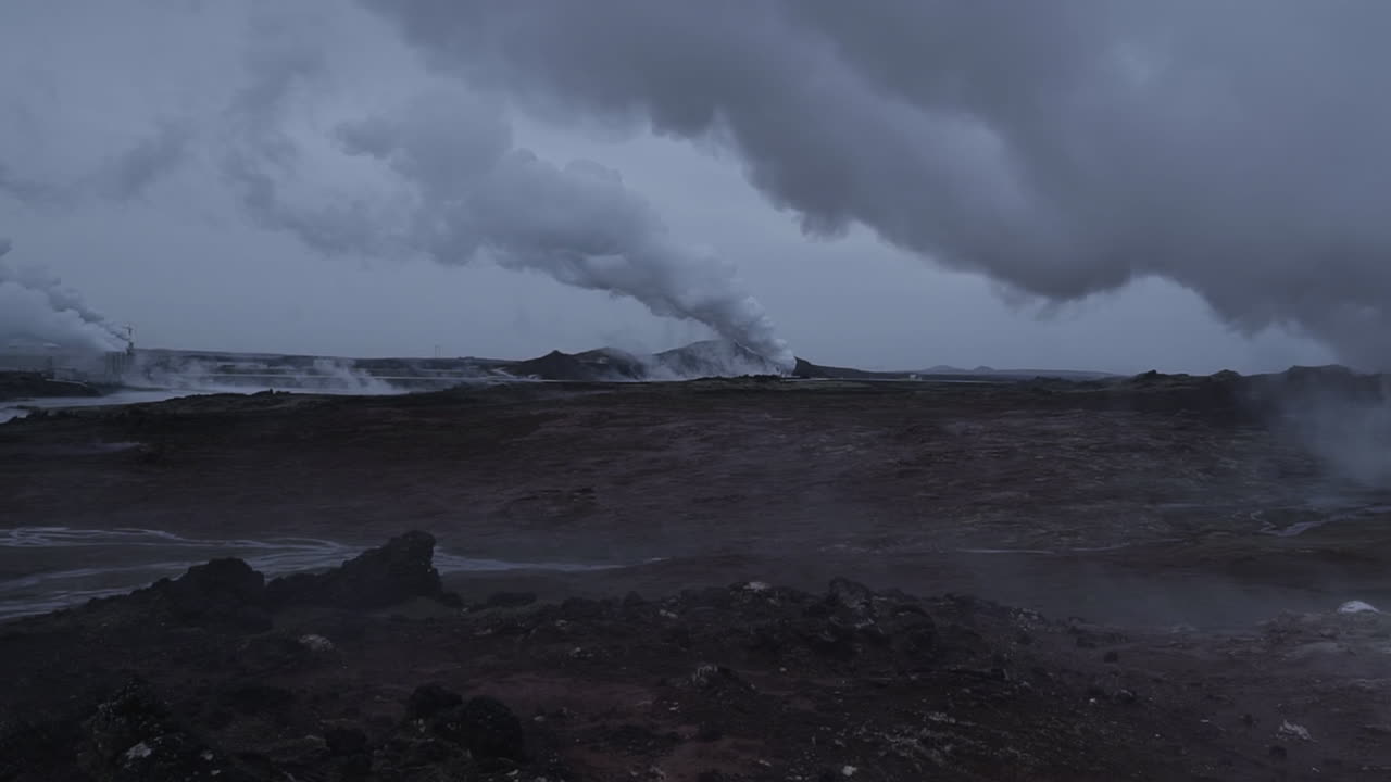 geiseres activos en islandia al anochecer