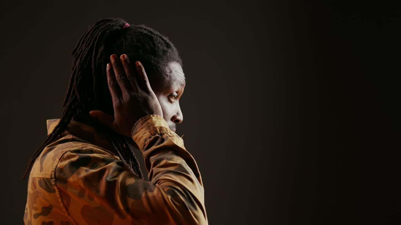 un adulto joven que muestra el símbolo de los tres monos sabios