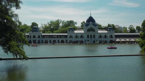 Stadtpark-Városligeti-See,-Mehr-Menschen-Auf-Paddelbooten