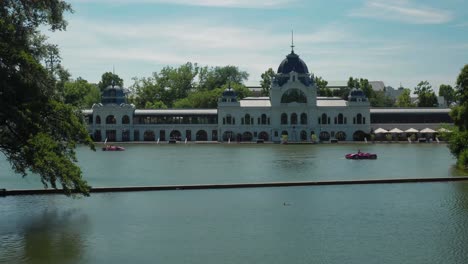 parque de la ciudad del lago városligeti, más personas en botes de remo