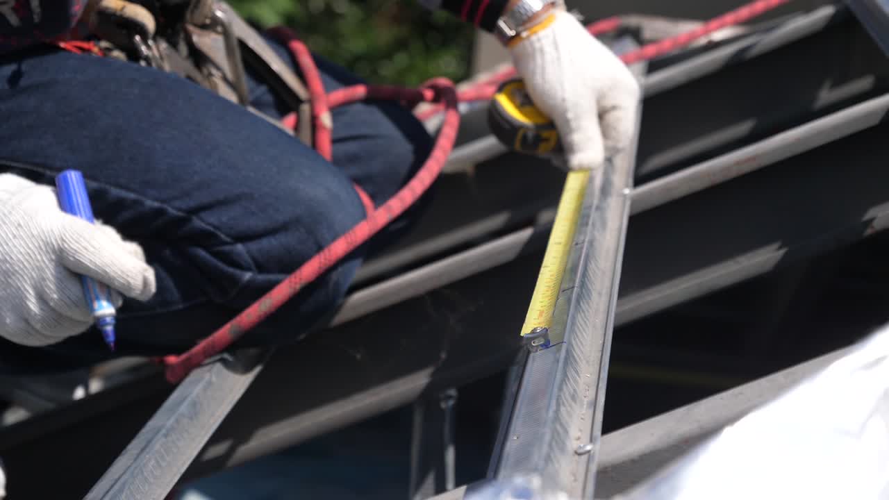 trabajador asiático haciendo la instalación de tejas de techo, corte, proceso de medición, de cerca
