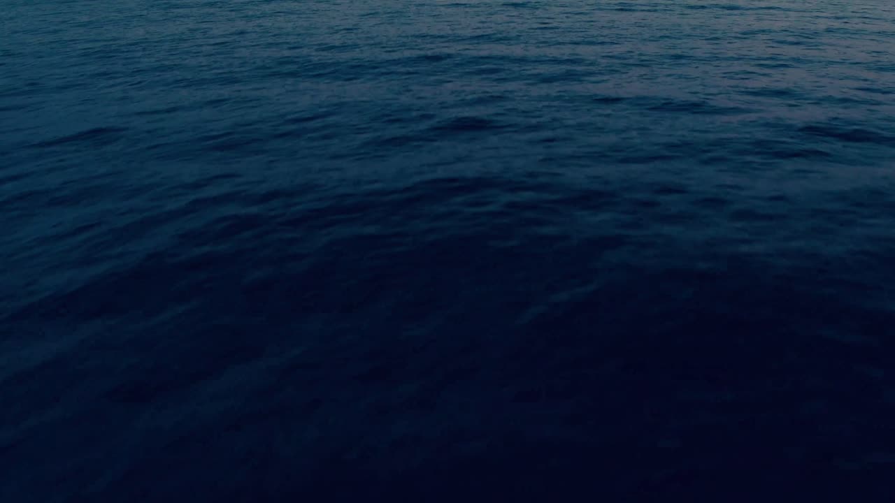 Un volo sull'oceano con un drone che inclina la telecamera.