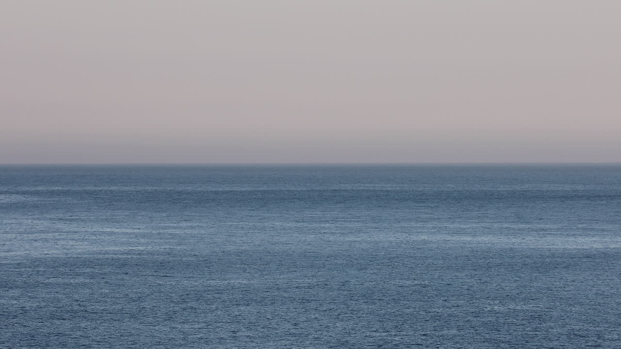 바다와 하늘이 합쳐지는 지평선의 정적 시각