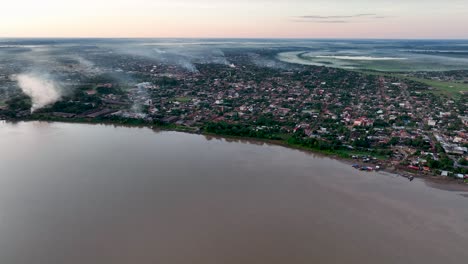 Establecimiento-De-Una-Vista-Aérea-De-Drones-De-Riberalta,-Bolivia-Con-La-Selva-Amazónica-Y-La-Plaza-Principal