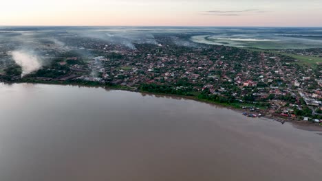 establecimiento de una vista aérea de drones de riberalta, bolivia con la selva amazónica y la plaza principal