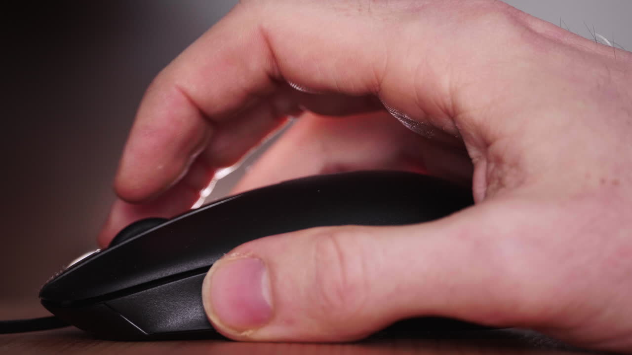 mano humana desplazándose hacia arriba en el cursor del mouse y haciendo clic en el botón izquierdo