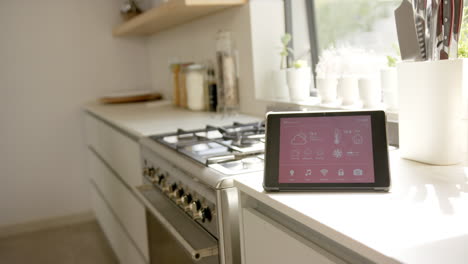 Eine-Moderne-Küche-Verfügt-über-Eine-Smart-Home-Schnittstelle-Auf-Der-Theke,-Kopierraum