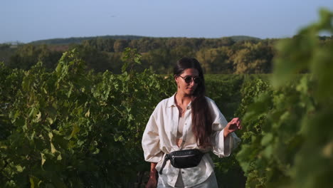 una mujer disfrutando de un hermoso día en la viña.