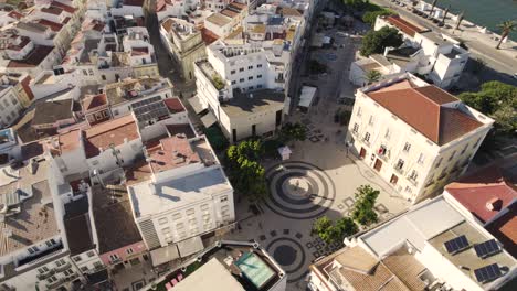 Diseño-Geométrico-único-Creado-Con-Pavimento-Portugués,-Calcada-Portuguesa,-Plaza-Gil-Eanes,-Lagos,-Algarve