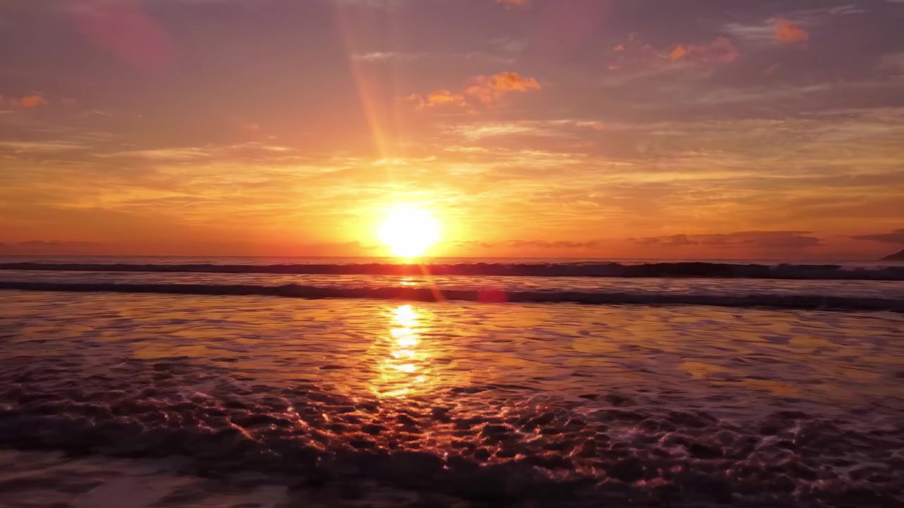 Stunning Sunset Over Peaceful Waves: A Beautiful Horizon Unfolds with Vibrant Colors and Reflective Ocean Waters in Perfect Harmony