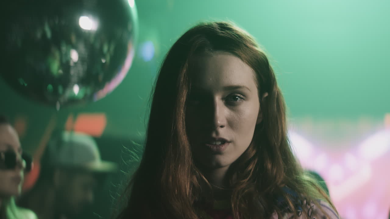 Donna in un nightclub
