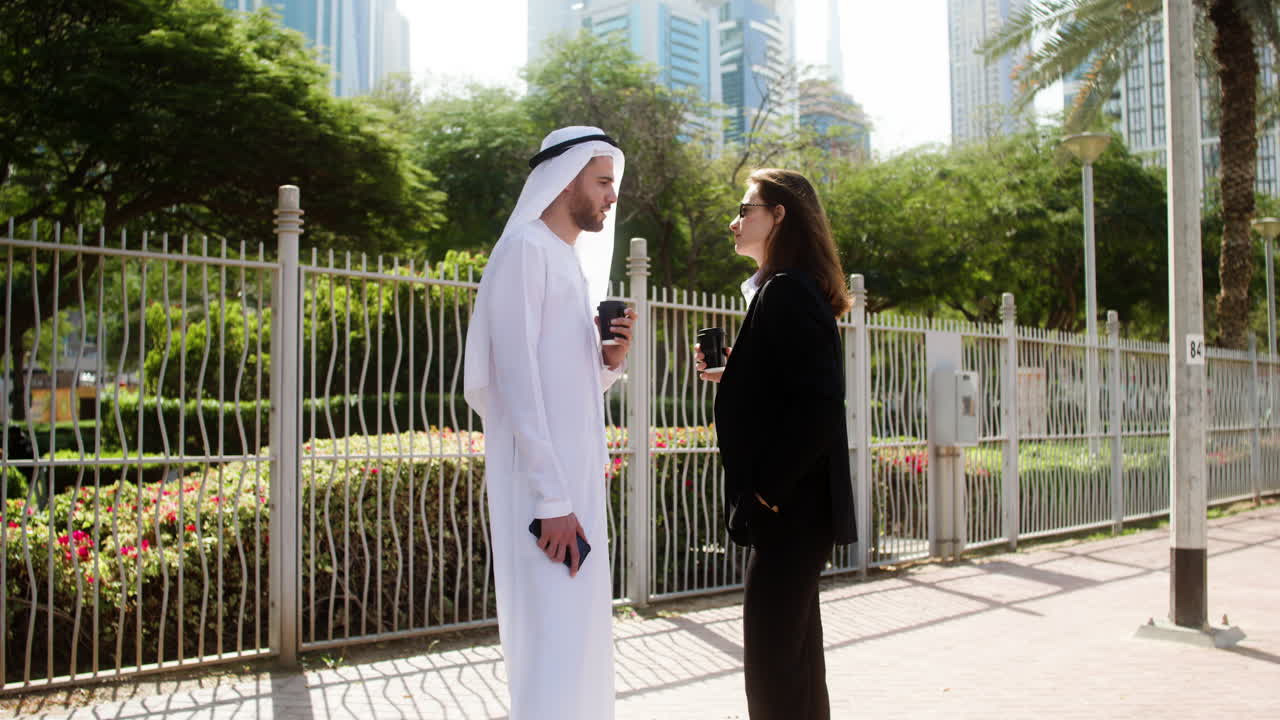 두 사람이 사업에 대해 이야기하고 있습니다.