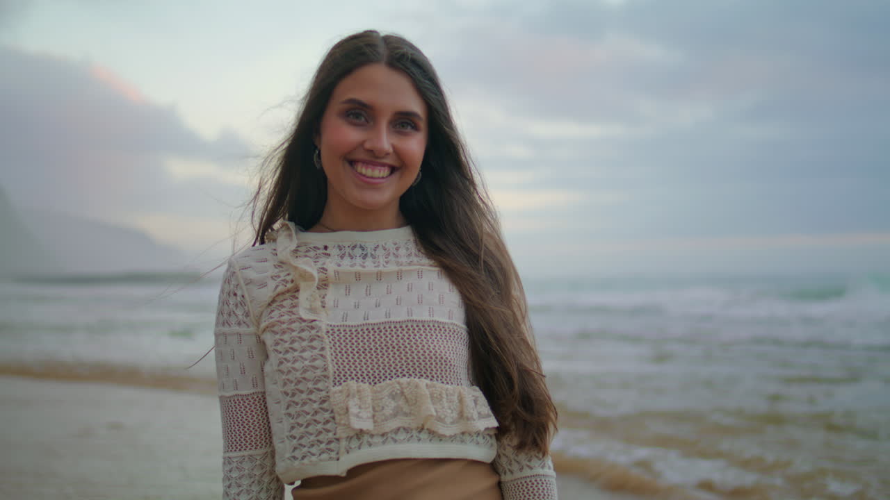 웃는 소녀 는 물 뷰 장소 초상화. 감각적인 여자가 카메라를 찾고