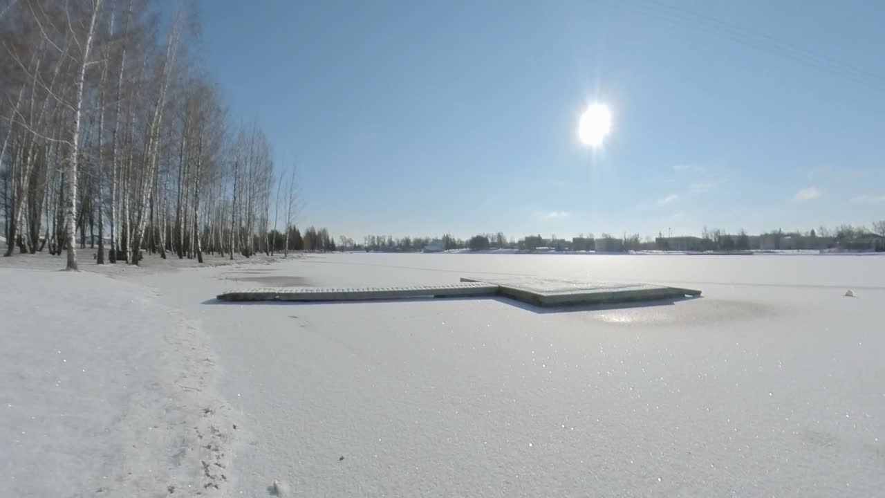 плавучий мост в ловушке замороженного речного льда в солнечный летний день