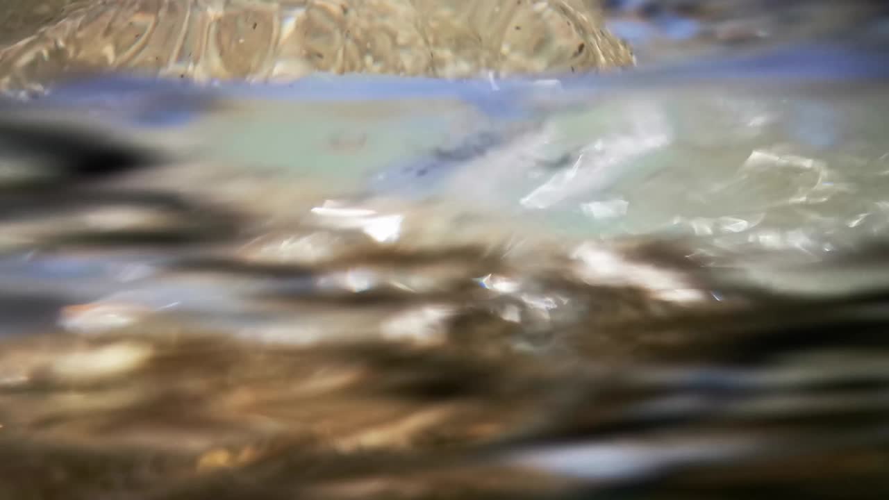 다채로운 바위와 파도가 있는 해변