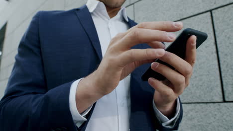 Hombre-De-Negocios-Trabajando-Con-Un-Teléfono-Celular-En-La-Calle.-Hombre-De-Negocios-Escribiendo-En-El-Teléfono