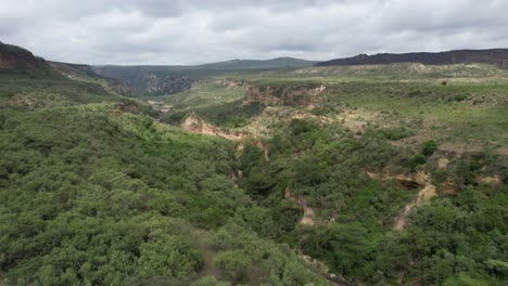 vista aérea de la puerta del infierno en tanzania