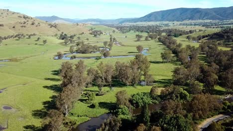 vista de drones mirando río arriba sobre la llanura aluvial del río mitta mitta en pigs point cerca de tallangatta sur, en el noreste de victoria, australia