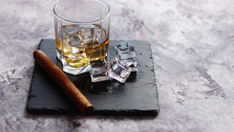 Glas-Whisky-Mit-Eiswürfeln-und-Zigarre