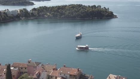 Große-Fischerboote,-Die-An-Sonnigen-Tagen-In-Der-Bucht-Von-Rovinj-Ankommen