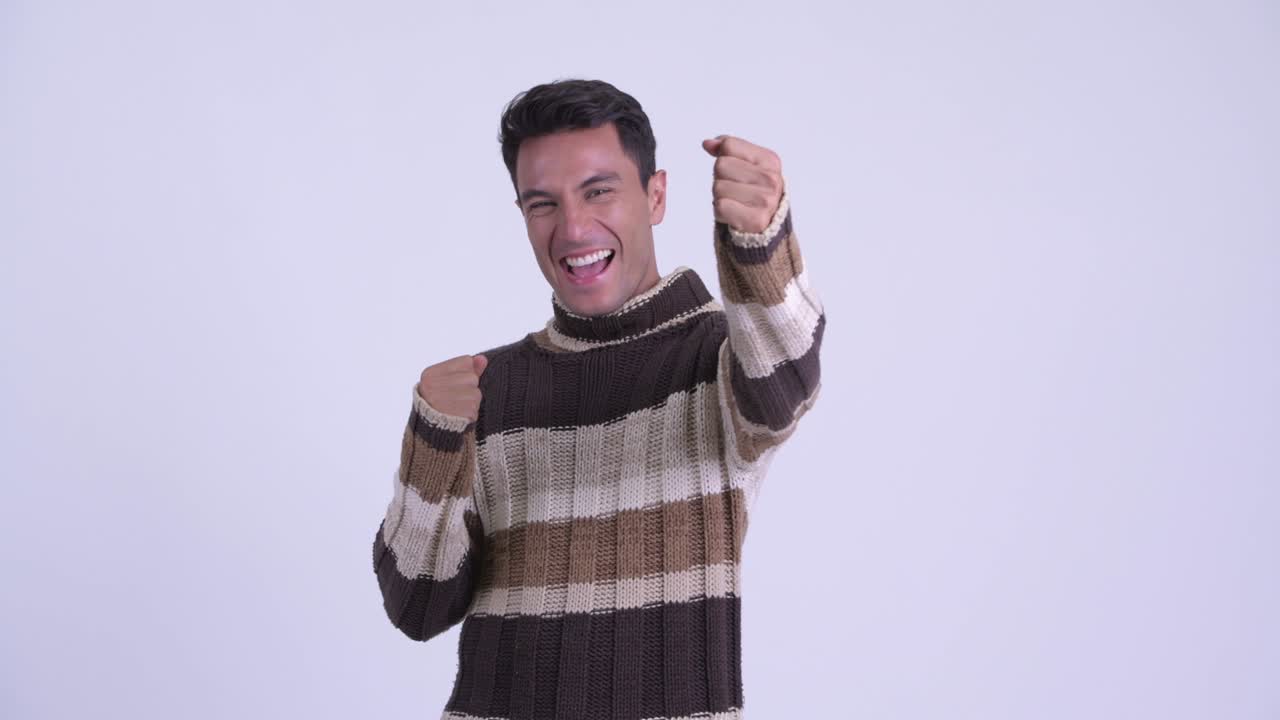 giovane e bello ispanico pronto per l'inverno