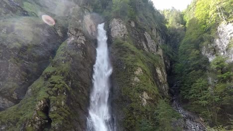 o spray da cachoeira no lichtsteinklamm cria gotículas na lente