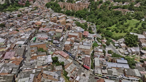 medellín colombia aerial v32 drone flyover belencito, veinte de julio y la independencia capturando las vistas residenciales de la colina de la comuna 13 san javier - filmado con mavic 3 cine - noviembre 2022