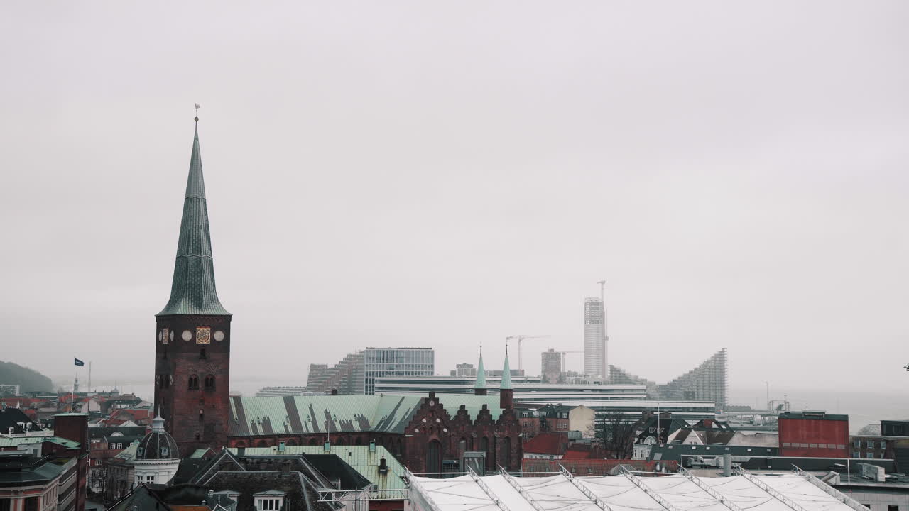 vista del iceberg de aarhus desde el horizonte de la plataforma de vista salling invierno nublado