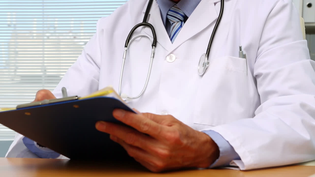 Escrita do médico na prancheta