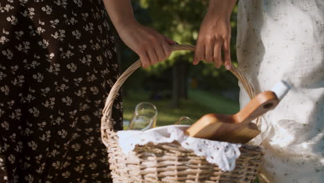 pareja llevando una canasta de picnic