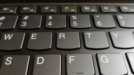 teclado de computadora negro de cerca