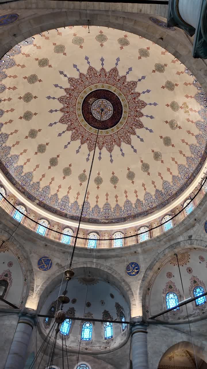 Cupola e soffitto splendidamente decorati di una grande moschea