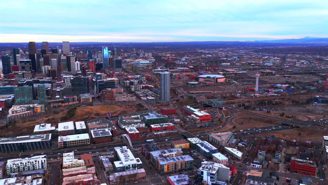 Downtown Denver Lodo skyline bybillede skyskrabere bygninger vinter Colorado dronefoto solnedgang eftermiddag december januar interstate i25 trafik biler highway front range Rocky Mountains panorer til venstre