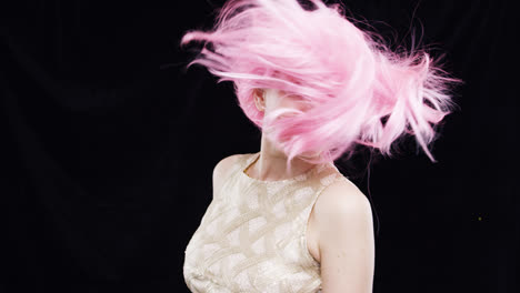 Mujer-Loca-Con-Cabello-Rosado-Bailando-Fotomatón-De-Fiesta-En-Cámara-Lenta